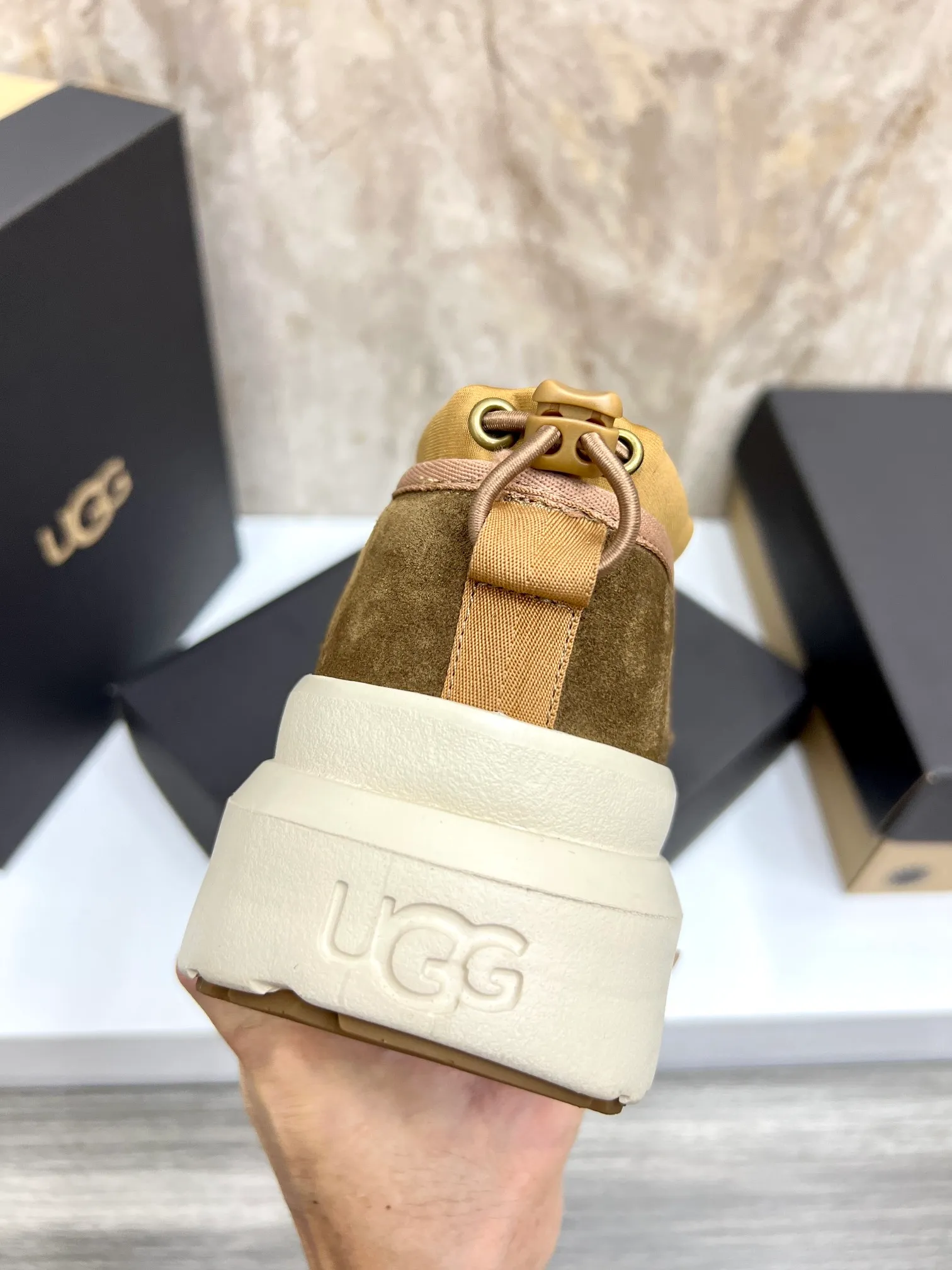Men's men's shoes💰: 💰540💰Couple model👫 UGG Tasman Weather Hybrid one-second snow boots👢 Wang Yibo's same 👏 classic Tasman shoe is designed with environmentally friendly waterproof and snowproof material, which is both fashionable and functional. At the same time, it is paired with the new UGG Keen furry color-blocked jacket. Bright orange and maroon collide to create a new light outdoor style and open up a new travel experience in early autumn! Using the best materials, the 17mm fur-integrated surface is warmer and more breathable, and the outsole is upgraded to a lightweight and wear-resistant light wing technology outsole! Size: Women’s size 35-40 / Men’s size 38–44 (45 customized) Official website color